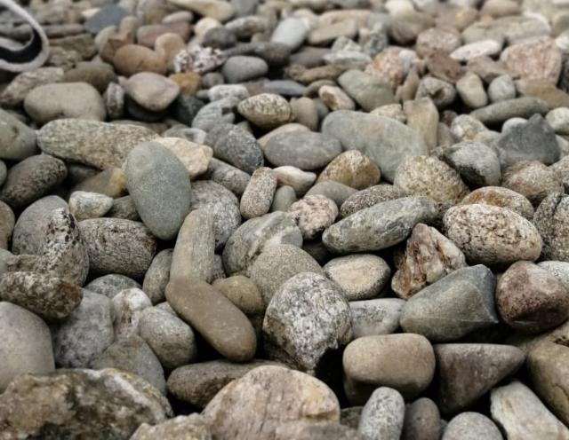 Галька речная пестрая (20-40 мм.)  купить в Луганске от производителя, без посредников