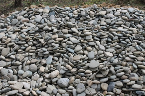 Kamenclub.ru: Галька речная плоская (ассорти) фр. 100-200-300 мм. купить  в Луганске галька плоская разноцветная серый белый темно-серый синий речная галька ландшафтная 8000 руб/т   фото КАМЕНЬ КЛУБ