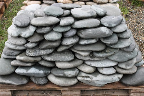 Kamenclub.ru: Галька речная плоская (темно-серая) фр. 100-200-300 мм. купить  в Луганске галька речная плоская темно-серый, серый, синий речной галечник плоский 9000 руб/т   фото КАМЕНЬ КЛУБ