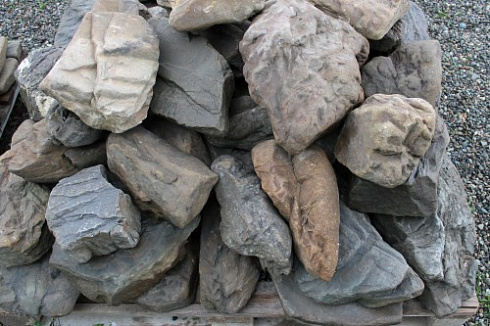 Kamenclub.ru: Песчаник декоративный ландшафтный (фр. 300-500 мм)  купить в Луганске песчаник желтый рыжий серый зеленый валун речной окатанный природный песчаника 4 500 руб/т   фото КАМЕНЬ КЛУБ