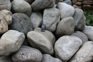 Kamenclub.ru: Речной валун Кабанчик фр.300-500 мм.  купить в Луганске крупный природный камень галька серый, темно-серый речной валун галечник масштабный 7000 руб/т   фото КАМЕНЬ КЛУБ