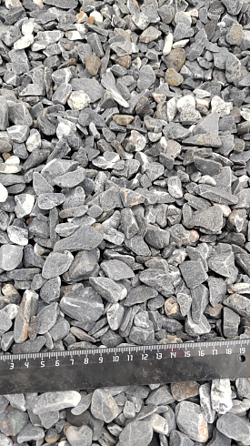 Kamenclub.ru: Щебень галтованный черный (мрамор) фр.10-20 мм.  купить в Луганске мрамор черный с белыми прожилками, черный, белый окатанный округлый ландшафтный декоративный щебень 15000 руб/т   фото КАМЕНЬ КЛУБ