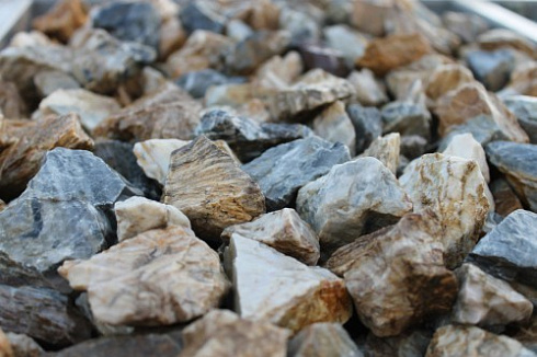 Kamenclub.ru: Мраморная крошка (щебень крошка медовый) фр. 20-40 мм.  купить в Луганске мрамор бежевый рыжий желтый ландшафтная мраморная крошка 12000 руб/т   фото КАМЕНЬ КЛУБ