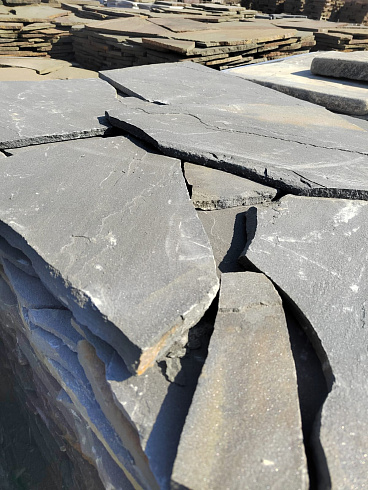 Kamenclub.ru: Песчаник пластушка светло-серый (3,0 см)  купить в Луганске песчаник светло-серый, серый песчаник рваный ландшафтный колотый 13800 руб/м3   фото КАМЕНЬ КЛУБ