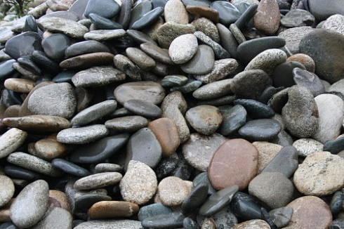 Kamenclub.ru: Галька речная плоская (ассорти) фр. 100-200-300 мм купить  в Луганске галька галечник природный серый, белый темно-серый синий рыжий светло-серый природная галька плоская крупная 8000 руб/т   фото КАМЕНЬ КЛУБ