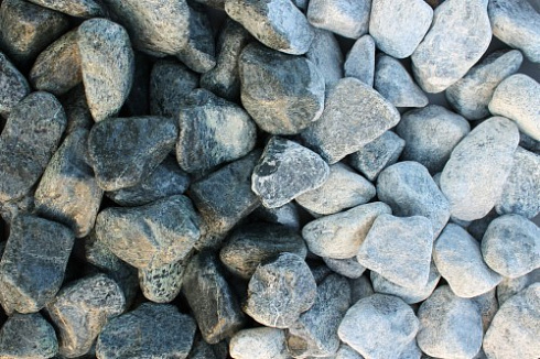 Kamenclub.ru: Щебень галтованный зеленый (змеевик) фр. 50-100 мм.  купить в Луганске галтовка мраморная зеленый, салатовый мрамор 12 500 руб/т   фото КАМЕНЬ КЛУБ