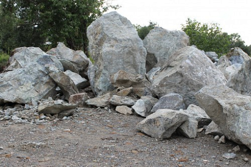 Kamenclub.ru: Змеевик скальник фр. 500-1500 мм.  купить в Луганске змеевик зеленый серый черный глыба скальная колотая 7500 руб/т   фото КАМЕНЬ КЛУБ