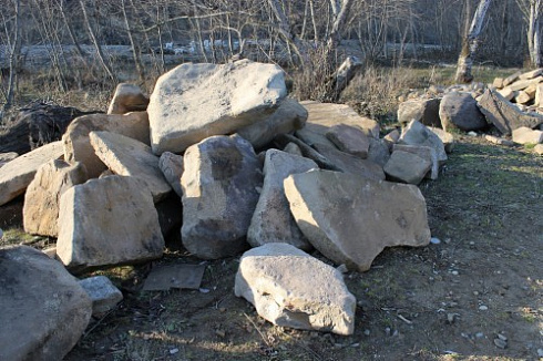 Kamenclub.ru: Песчаник плиты - плахи - пошаговые дорожки (фр. 70-150 мм)  купить в Луганске песчаник серый бежевый желтый зеленый колотый песчаник строительный 6500 руб/т   фото КАМЕНЬ КЛУБ