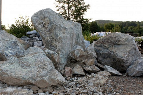 Kamenclub.ru: Змеевик скальник фр. 500-1500 мм.  купить в Луганске змеевик зеленый серый черный глыба скальная колотая 7500 руб/т   фото КАМЕНЬ КЛУБ