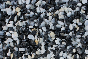 Kamenclub.ru: Мраморная крошка (щебень галтованный микс:белый-черный) фр.10-20 мм.  купить в Луганске мрамор белый, черный окатанные округлые декоративные ландшафтные камни щебня 15500 руб/т   фото КАМЕНЬ КЛУБ