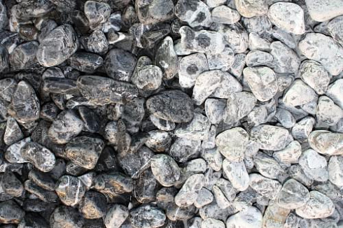 Kamenclub.ru: Щебень галтованный черный (мрамор) фр.20-40 мм.  купить в Луганске мрамор черный с белыми прожилками мрамор окатанный округлый 15000 руб/т   фото КАМЕНЬ КЛУБ