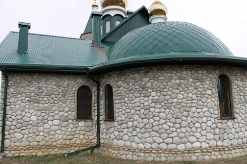 Kamenclub.ru: Галька речная плоская (бело-серая) фр. 100-200-300 мм. купить  в Луганске галька речная плоская серый, белый, бело-серый, серо-белый речная галька плоская  9000 руб/т   фото КАМЕНЬ КЛУБ