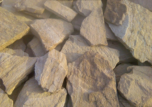 Kamenclub.ru: Песчаник пластушка "фонтанка" желтая (3,0 - 5,0 см)  купить в Луганске песчаник желтая, рыжий, желтый песчаник колотый рваный со сколом облицовочный 16200 руб/м3   фото КАМЕНЬ КЛУБ