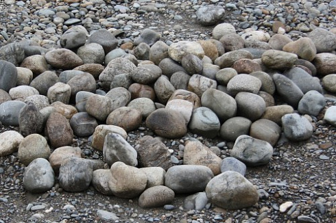 Kamenclub.ru: Речной валун (Ассорти) фр.100-300 мм.  купить в Луганске галечник серый, темно-серый, светло-серый речная галька крупных размеров 4200 руб/т   фото КАМЕНЬ КЛУБ