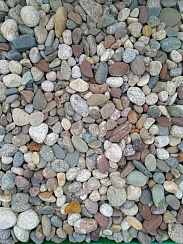 Kamenclub.ru: Галька горная речная окат (цветная) фр. 20-40 мм. купить  в Луганске галька речная серый синий бежевый белый окатанная речная галька ландшафтная 6800 руб/т   фото КАМЕНЬ КЛУБ