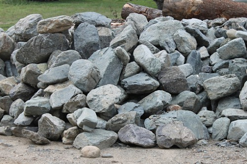 Kamenclub.ru: Гранит скальник (серо-зеленый) фр. 100-500 мм.  купить в Луганске гранит зеленый, серый, салатовый крупный ландшафтный валун 6 000 руб/т   фото КАМЕНЬ КЛУБ