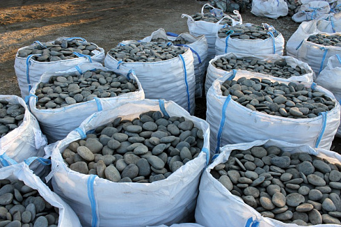 Kamenclub.ru: Галька речная плоская (ассорти) фр. 100-200-300 мм. купить  в Луганске галька плоская разноцветная серый белый темно-серый синий речная галька ландшафтная 8000 руб/т   фото КАМЕНЬ КЛУБ