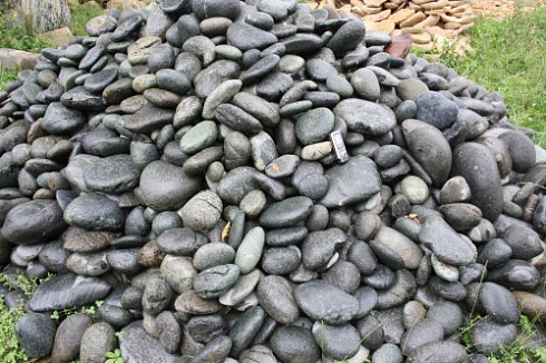 Kamenclub.ru: Темно-серый валунчик фр.100-300 мм.  купить в Луганске крупный природный камень серый, темно-серый, светло-серый речная галька большого размера окатанная 4500 руб/т   фото КАМЕНЬ КЛУБ