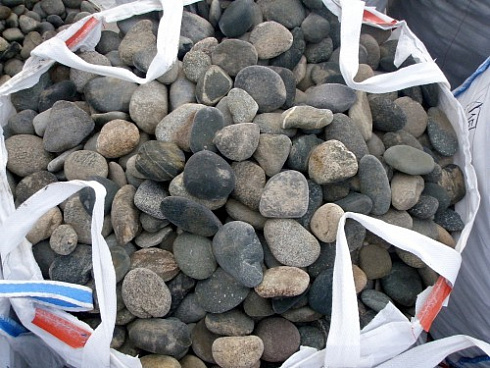 Kamenclub.ru: Галька речная плоская (ассорти) фр. 70-150 мм. купить  в Луганске галька галечник серый белый темно-серый синий светло-серый плоская природная галька  9000 руб/т   фото КАМЕНЬ КЛУБ