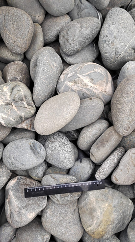 Kamenclub.ru: Галька речная окат (темно-серая) фр. 70-150 мм. купить  в Луганске галька речная темно-серая, синяя, серая речная галька округлая  8000 руб/т   фото КАМЕНЬ КЛУБ