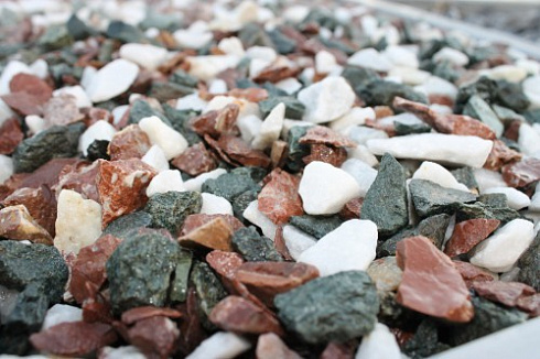 Kamenclub.ru: Мраморная крошка (щебень крошка микс: белый-зеленый-розовый) фр. 10-20 мм.  купить в Луганске мрамор белый, зеленый, розовый декоративный ландшафтный колотый щебень 12000 руб/т   фото КАМЕНЬ КЛУБ