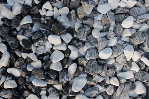 Kamenclub.ru: Мраморная крошка (щебень галтованный микс:: белый-черный) фр.20-40 мм  купить в Луганске мрамор белый, черный мраморный галтованный щебень 15500 руб/т   фото КАМЕНЬ КЛУБ