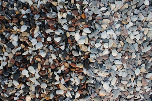 Kamenclub.ru: Мраморная крошка (щебень галтованный микс:белый-черный-розовый-медовый) фр.10-20 мм.  купить в Луганске мрамор белый, медовый, черный, розовый мраморный декоративный ландшафтный окатанный округлый галтованный щебень 15500 руб/т   фото КАМЕНЬ КЛУБ