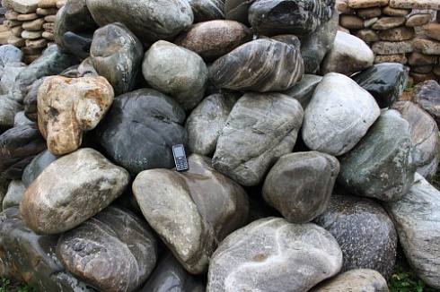 Kamenclub.ru: Речной валун Кабанчик фр.300-500 мм.  купить в Луганске крупный природный камень галька серый, темно-серый речной валун галечник масштабный 7000 руб/т   фото КАМЕНЬ КЛУБ