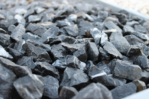 Kamenclub.ru: Щебень крошка черный (мрамор) фр. 5-10 мм.  купить в Луганске мрамор черный с белыми прожилками, черный, белый мраморная крошка декоративная ландшафтная 11000 руб/т   фото КАМЕНЬ КЛУБ