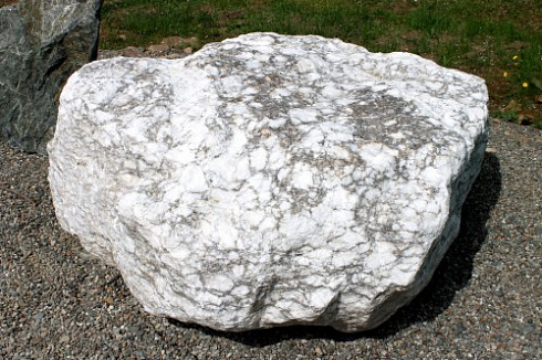 Kamenclub.ru: Мраморизированный известняк фр.500-1500 мм.  купить в Луганске    10000 руб/т   фото КАМЕНЬ КЛУБ