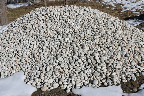 Kamenclub.ru: Галька речная окат (серо-белая) фр. 70-120 мм купить  в Луганске галька галечник бело-серая, серо-белая, серая, белая речная природная галька  8000 руб/т   фото КАМЕНЬ КЛУБ