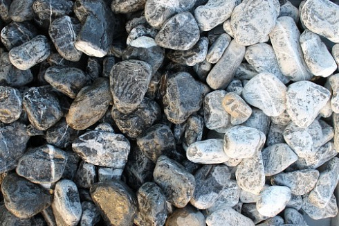 Kamenclub.ru: Щебень галтованный черный (мрамор) фр. 50-100 мм.  купить в Луганске мрамор черный с белыми прожилками щебень ландшафтный мраморный 15000 руб/т   фото КАМЕНЬ КЛУБ