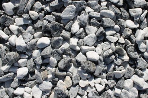 Kamenclub.ru: Мраморная крошка (щебень галтованный микс:: белый-черный) фр.20-40 мм  купить в Луганске мрамор белый, черный мраморный галтованный щебень 15500 руб/т   фото КАМЕНЬ КЛУБ
