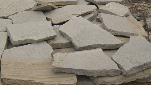 Kamenclub.ru: Песчаник пластушка светло-серый (2,0 см)  купить в Луганске плитняк- ластушка светло-серый, серый рваный ландшафтный плитняк колотый 13800 руб/м3   фото КАМЕНЬ КЛУБ