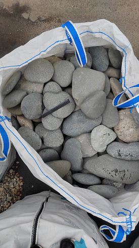 Kamenclub.ru: Галька речная плоская (темно-серая) фр. 70-150 мм. купить  в Луганске галечник природный темно-серый серый синий речная плоская природная окатанная  9000 руб/т   фото КАМЕНЬ КЛУБ