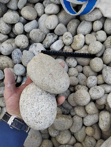 Kamenclub.ru: Галька речная окат (серо-белая) фр. 70-120 мм купить  в Луганске галька галечник бело-серая, серо-белая, серая, белая речная природная галька  8000 руб/т   фото КАМЕНЬ КЛУБ