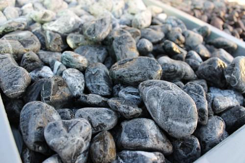 Kamenclub.ru: Щебень галтованный черный (мрамор) фр.20-40 мм.  купить в Луганске мрамор черный с белыми прожилками мрамор окатанный округлый 15000 руб/т   фото КАМЕНЬ КЛУБ