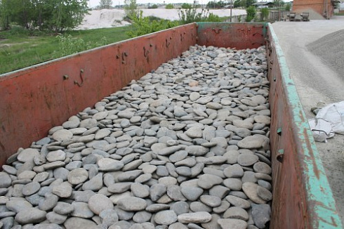 Kamenclub.ru: Галька речная плоская (ассорти) фр. 100-200-300 мм. купить  в Луганске галька плоская разноцветная серый белый темно-серый синий речная галька ландшафтная 8000 руб/т   фото КАМЕНЬ КЛУБ