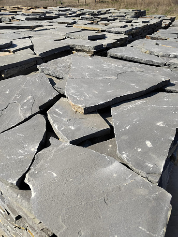 Kamenclub.ru: Песчаник пластушка светло-серый (2,0 см)  купить в Луганске плитняк- ластушка светло-серый, серый рваный ландшафтный плитняк колотый 13800 руб/м3   фото КАМЕНЬ КЛУБ