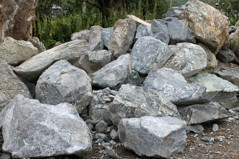 Kamenclub.ru: Змеевик скальник фр. 500-1500 мм.  купить в Луганске змеевик зеленый серый черный глыба скальная колотая 7500 руб/т   фото КАМЕНЬ КЛУБ