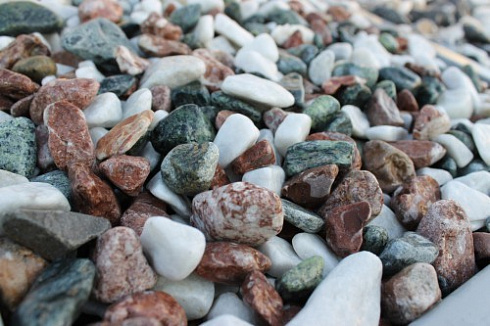 Kamenclub.ru: Мраморная крошка (щебень галтованный микс:белый-зеленый-розовый) фр.20-40 мм.  купить в Луганске мрамор белый, зеленый, розовый мрамор декоративный (галтовка) 15500 руб/т   фото КАМЕНЬ КЛУБ