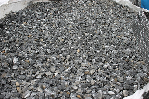 Kamenclub.ru: Щебень крошка черный (мрамор) фр. 40-70 мм.  купить в Луганске мрамор черный с белыми прожилками, черный, белый декоративный щебень 11000 руб/т   фото КАМЕНЬ КЛУБ