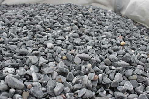 Kamenclub.ru: Щебень галтованный черный (мрамор) фр.10-20 мм.  купить в Луганске мрамор черный с белыми прожилками, черный, белый окатанный округлый ландшафтный декоративный щебень 15000 руб/т   фото КАМЕНЬ КЛУБ
