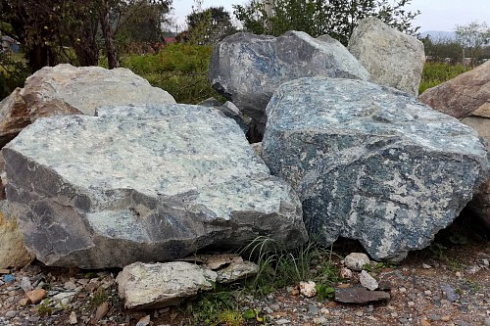 Kamenclub.ru: Змеевик скальник фр. 500-1500 мм.  купить в Луганске змеевик зеленый серый черный глыба скальная колотая 7500 руб/т   фото КАМЕНЬ КЛУБ