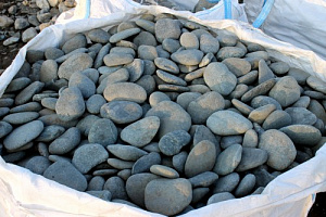 Kamenclub.ru: Галька речная плоская (темно-серая) фр. 100-200-300 мм. купить в Луганске галька речная плоская темно-серый, серый, синий речной галечник плоский 9000 руб/т   фото КАМЕНЬ КЛУБ