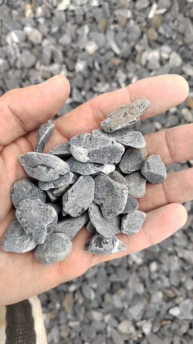 Kamenclub.ru: Щебень галтованный черный (мрамор) фр.10-20 мм.  купить в Луганске мрамор черный с белыми прожилками, черный, белый окатанный округлый ландшафтный декоративный щебень 15000 руб/т   фото КАМЕНЬ КЛУБ