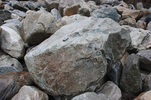 Kamenclub.ru: Гранит скальник (серо-зеленый) фр. 500-1500 мм.  купить в Луганске гранит мрамор  серый зеленый темно-серый глыба скальная колотая ландшафтная 7 500 руб/т   фото КАМЕНЬ КЛУБ