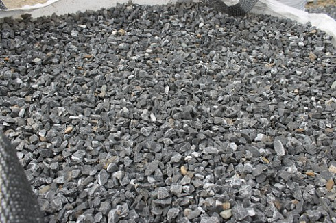 Kamenclub.ru: Щебень крошка черный (мрамор) фр. 10-20 мм.  купить в Луганске мрамор черный с белыми прожилками, черный, белый каменная ландшафтная декоративная крошка щебня 11000 руб/т   фото КАМЕНЬ КЛУБ