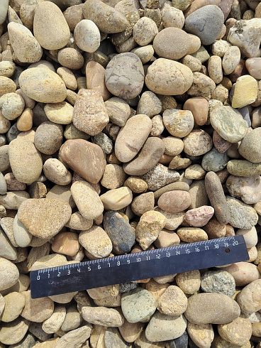 Kamenclub.ru: Галька речная окат рыжая фр. 20-40 мм. купить  в Луганске галька речная окатанная рыжая желтая серая округлая речная галька 5000 руб/т   фото КАМЕНЬ КЛУБ