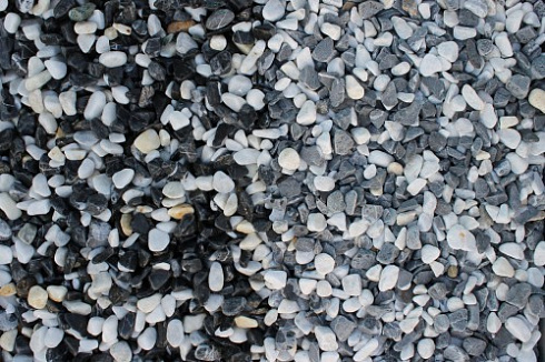 Kamenclub.ru: Мраморная крошка (щебень галтованный микс:белый-черный) фр.10-20 мм.  купить в Луганске мрамор белый, черный окатанные округлые декоративные ландшафтные камни щебня 15500 руб/т   фото КАМЕНЬ КЛУБ